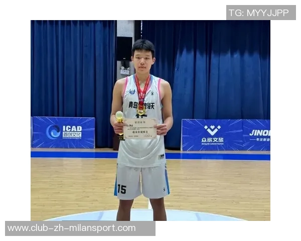 杨瀚森积极学习英语外教辅导助力球队成长与个人提升 杨瀚森积极学习英语外教辅导助力球队成长与个人提升