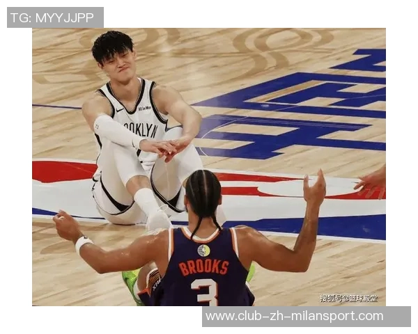 曾凡博全力以赴抢断狄龙皮球倒地争抢引发犯规争议 曾凡博全力以赴抢断狄龙皮球倒地争抢引发犯规争议