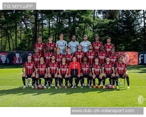 米兰2526赛季全家福揭晓阿莱格里与莫德里奇同框引发热议 米兰2526赛季全家福揭晓阿莱格里与莫德里奇同框引发热议