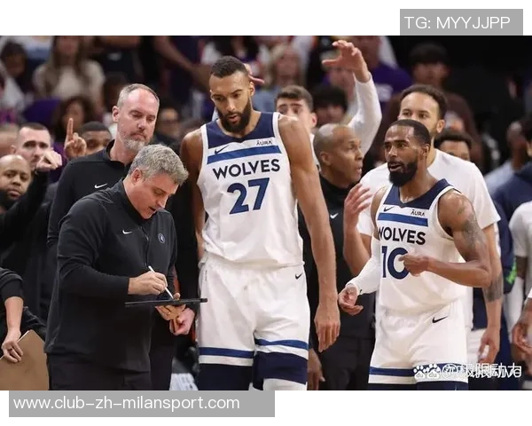 勇士助教斯托茨与昔日爱徒利拉德赛前亲切交流回忆共事岁月 勇士助教斯托茨与昔日爱徒利拉德赛前亲切交流回忆共事岁月