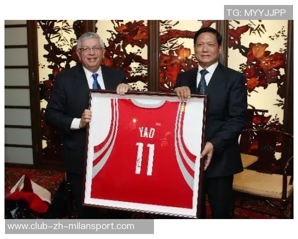 那不勒斯主席德劳伦蒂斯与利雅得胜利CEO合影展示C罗球衣引发热议